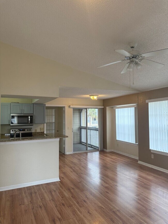 Building Photo - Beautifully remodeled 2/2 condo in Tradewinds, Metrowest!
