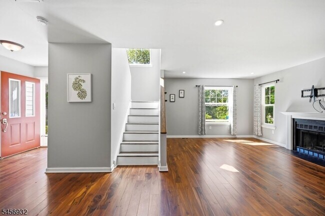 Building Photo - 81 Village Cir