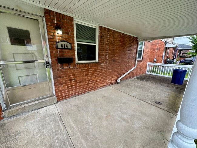 Building Photo - Charming 4 Bed 1.5 Bath house with BRAND NEW KITCHEN!!!