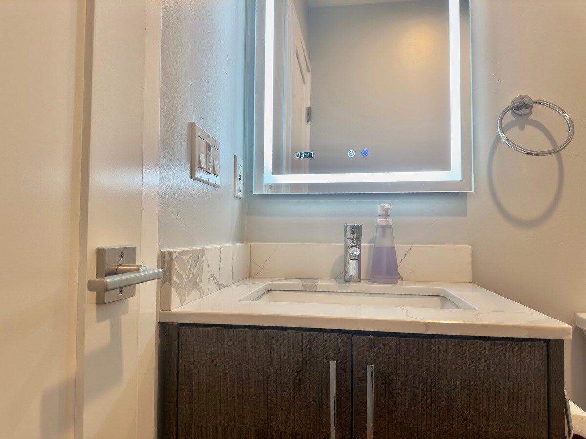 Building Photo - 914 Everett Ave