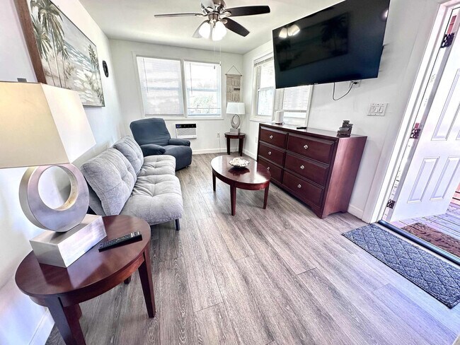 Building Photo - 324 Van Buren St