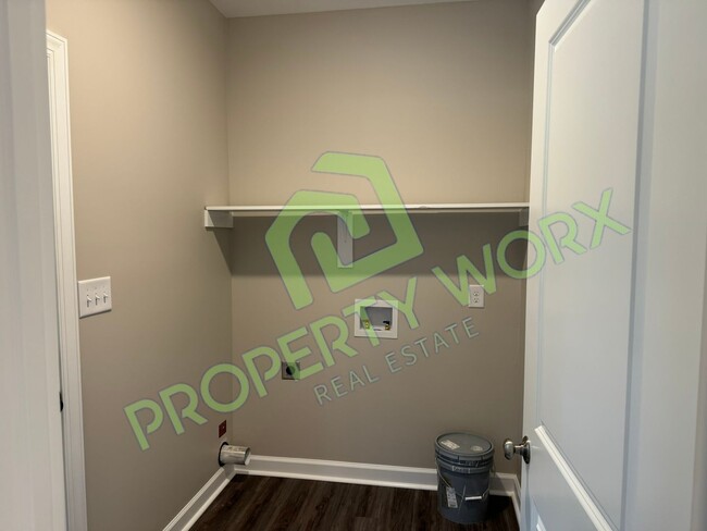 Building Photo - 3 Bedroom Home, Nashville