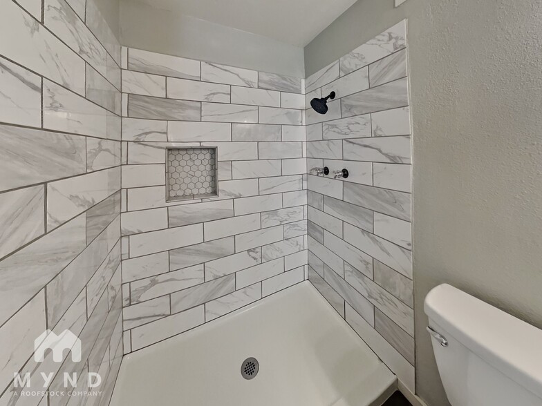 Building Photo - 5650 S 46th Pl