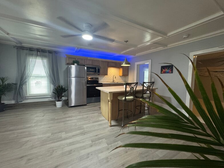 Building Photo - 536 Arsenal St