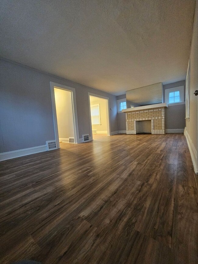 Building Photo - 3 Bed - 1 Full Bath Colonial available for...