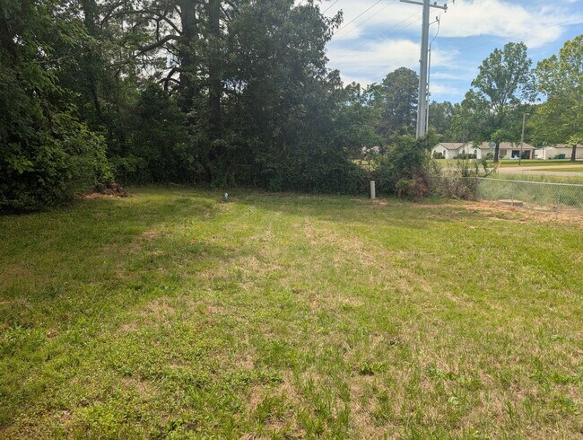 Building Photo - 6221-6223 Sandlin - B&amp;B
