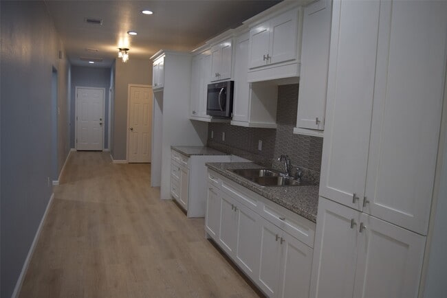 Building Photo - 331 Tite St
