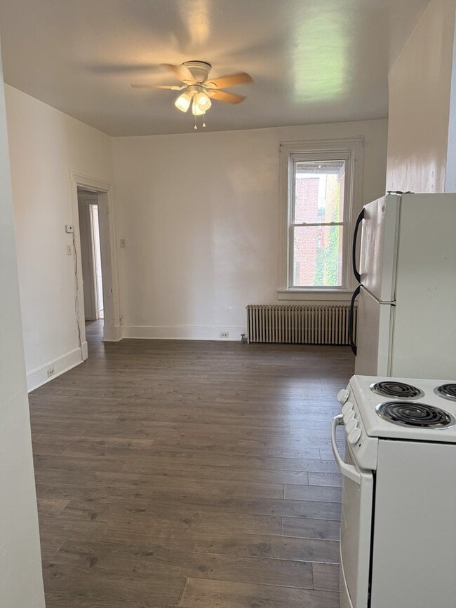 Building Photo - 374 Meyran Ave