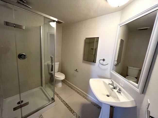 Building Photo - $500 OFF First Month's Rent! 2BR/2BA Downt...