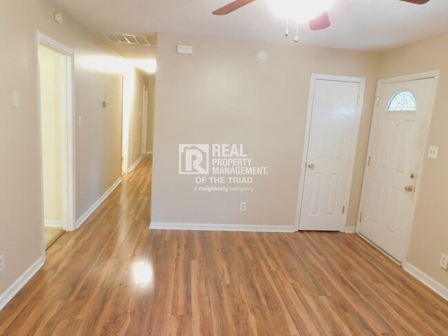 Building Photo - Charming 3 Bedroom/1.5 Bath in Browns Summ...