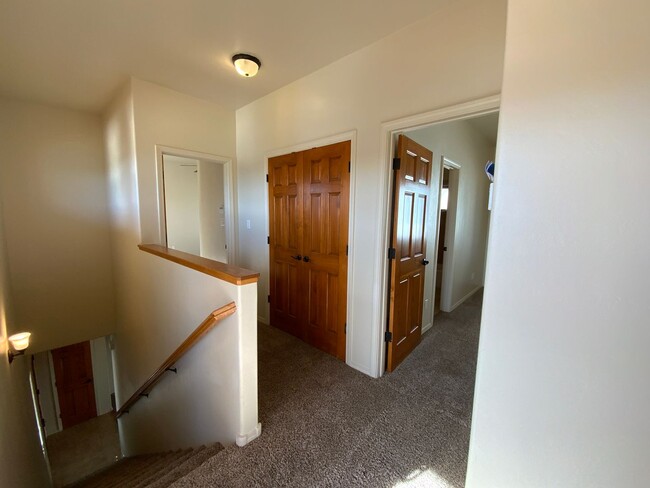 Building Photo - 3 Bedroom Town home Near 4th Street SW & B...