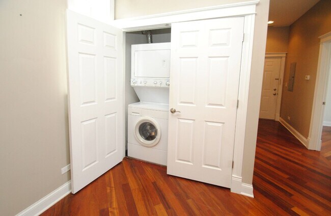 Building Photo - 867 N Mozart St