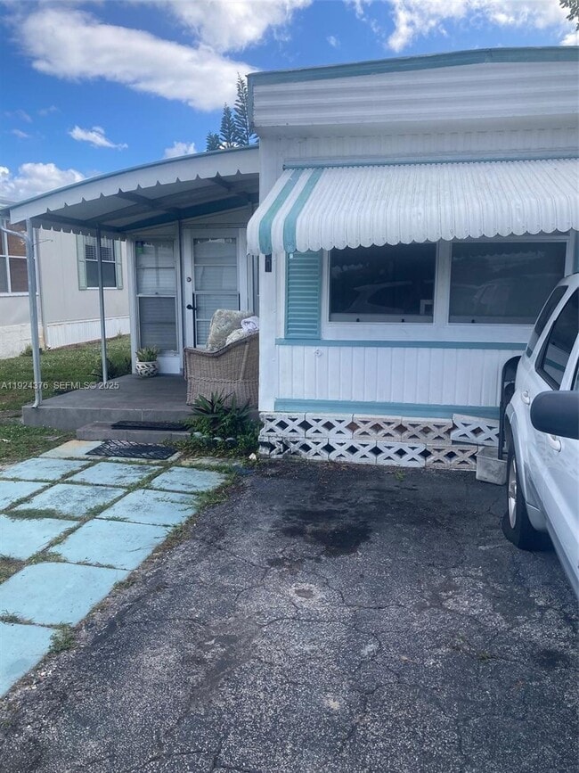 Building Photo - 310 NE 45th Pl