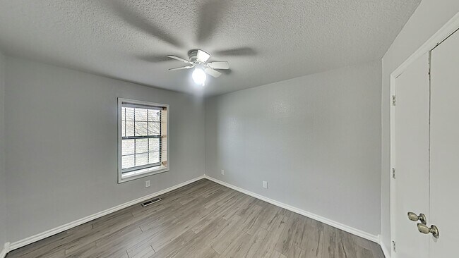 Building Photo - 3 Bedroom 2 Bath Home Conveniently Located in Moore