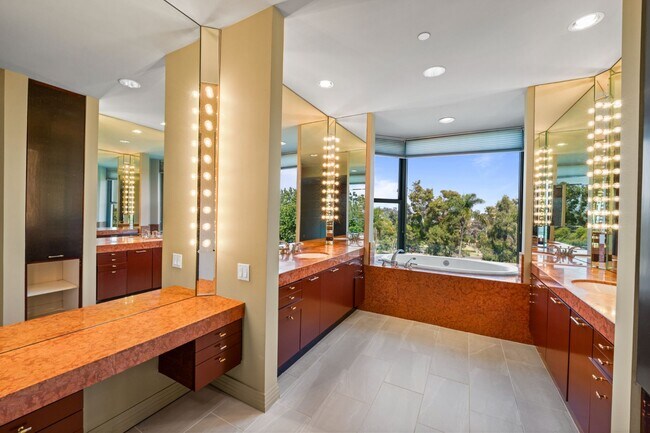Building Photo - Gorgeous Park Laurel condominium