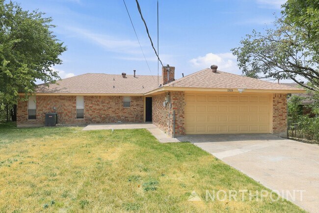 Building Photo - 3-Bedroom, 2 Bath Single Family for Rent in Dallas, TX | Front yard & Modern Kitchen