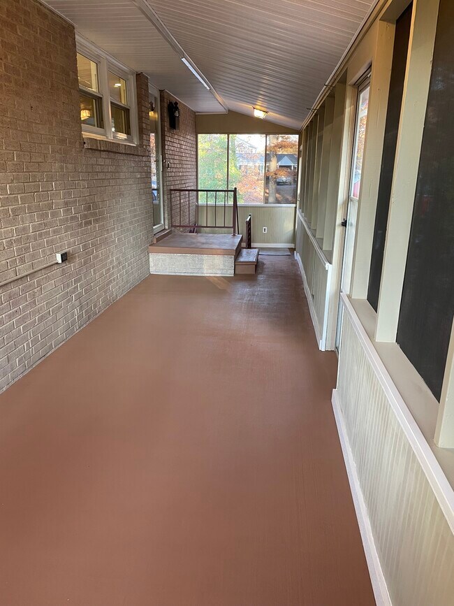 Screen porch - 48 Hope Rd