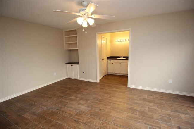 Building Photo - 13 Hideaway Dr