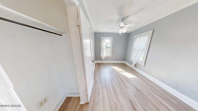 Building Photo - 831 N Oleander Ave