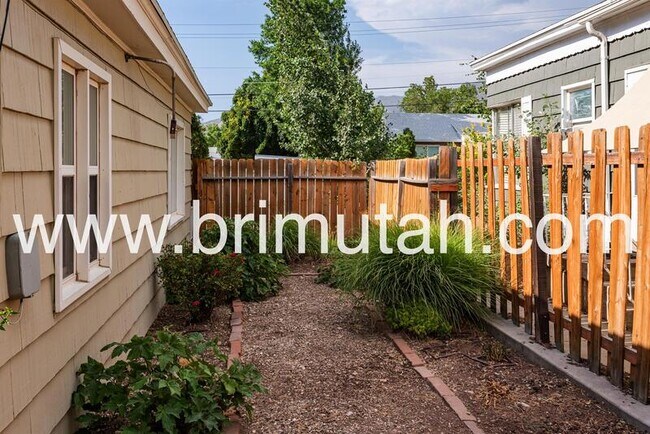 Building Photo - 2364 E Redondo Ave