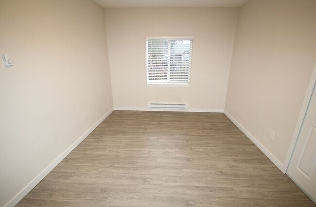 Building Photo - NEWER CONSTRUCTION 8 BEDROOM, 3 BATH HOME ...