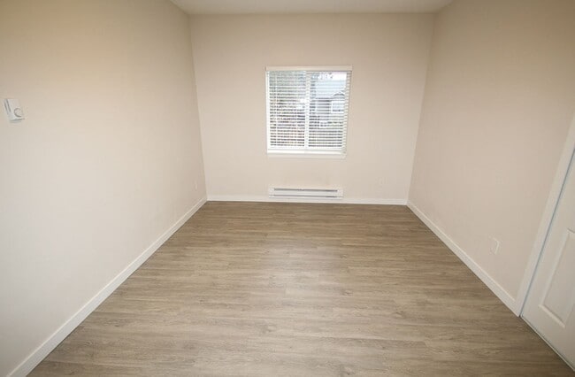 Building Photo - NEWER CONSTRUCTION 8 BEDROOM, 3 BATH HOME BY UW!