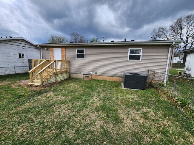 Building Photo - Spacious 2-Bedroom, 1-Bathroom Home AVAILABLE NOW!!