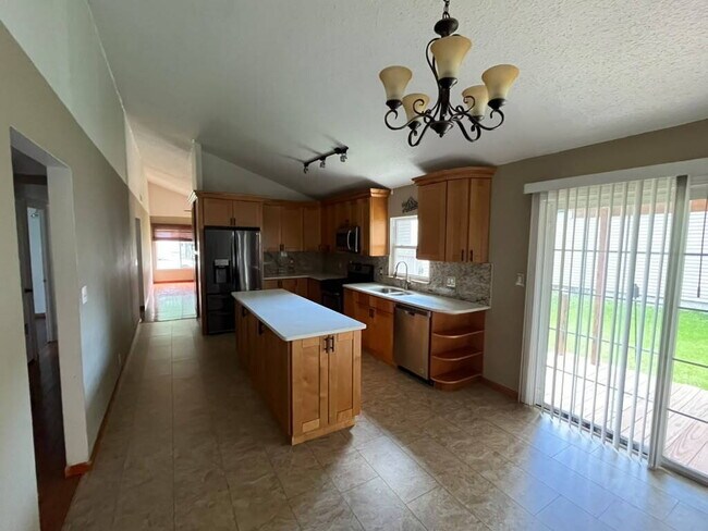 Building Photo - "Spacious 3 Bedroom/2 Bath Home in Florissant!"  Available for Move-In on 8/15/2026