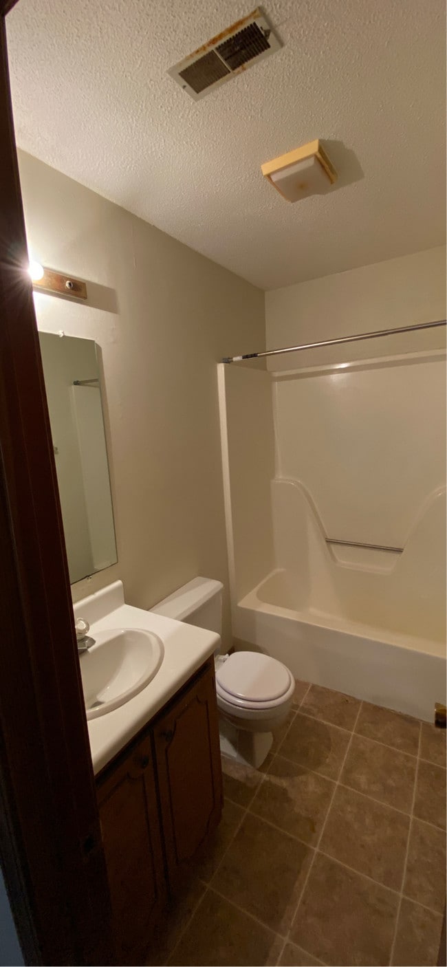 Building Photo - 1619 Westbrook Dr