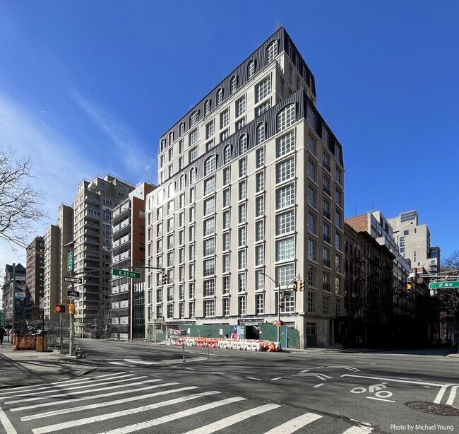 Primary Photo - 250 E 21st St