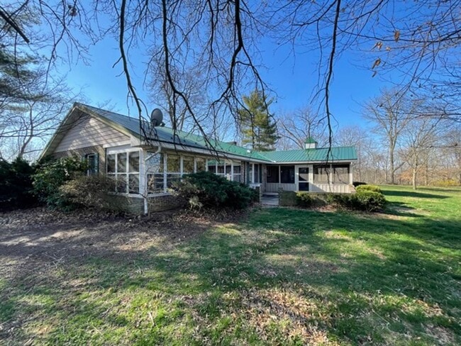 Building Photo - 735 E King St