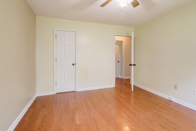 Building Photo - Close to Post!