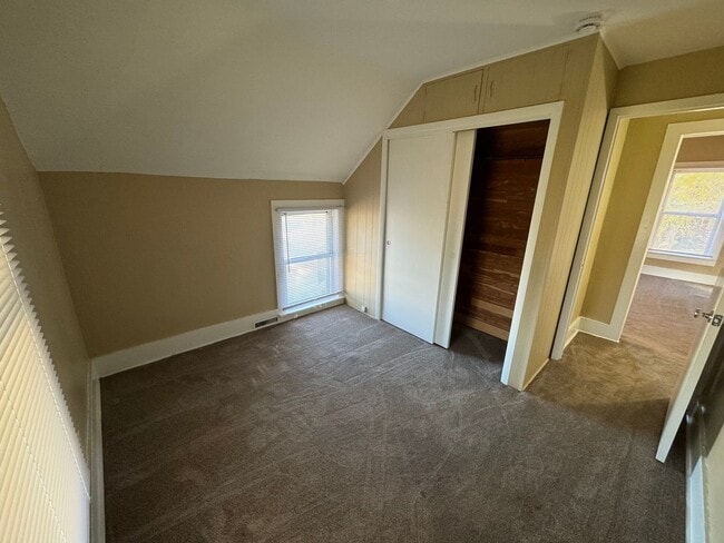 Building Photo - Updated 3BR Home with Large Yard & Long Driveway – Moline