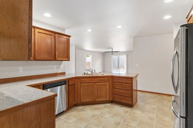 Building Photo - 3 Bed 2 Bath - Excellent Condition - NAS W...