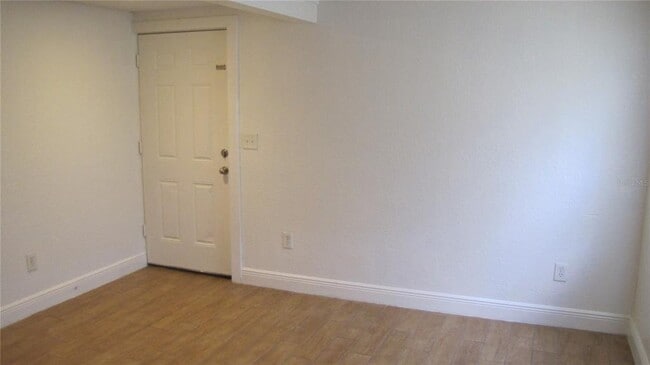 Building Photo - 109 E Gladys St