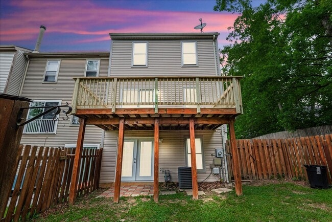 Building Photo - Charming 3-Level Townhome