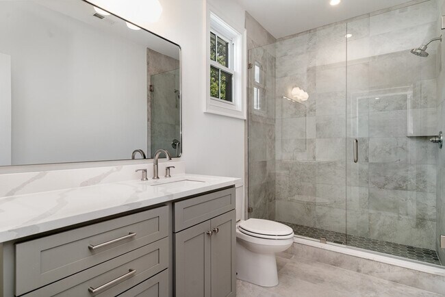 Building Photo - 909B Gale Ln