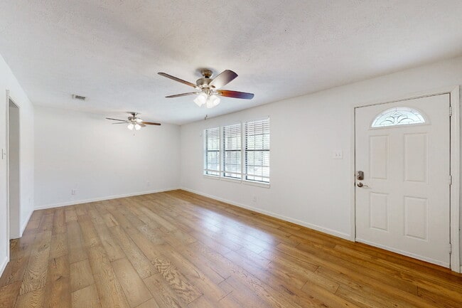 Building Photo - 2304 Staunton Dr