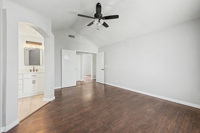 Building Photo - 1006 S Tiago Dr