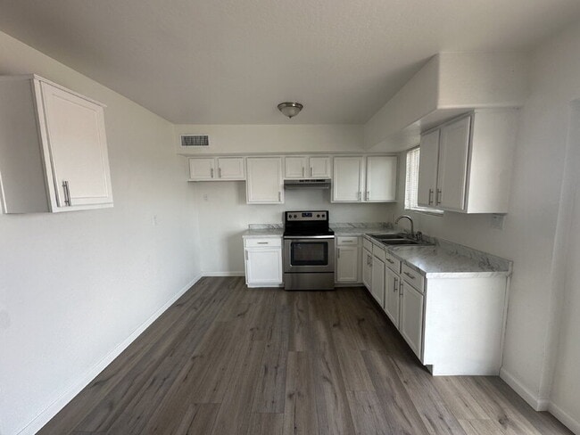 Building Photo - 5431 N Lakeshore Dr