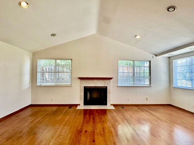 Building Photo - Lovely Saratoga Single-Level Home in Great Neighborhood!