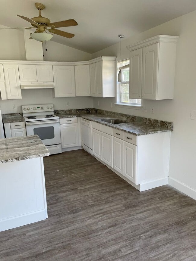 Building Photo - Recently renovated 3/2 on Balkin Rd