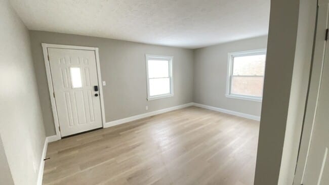 Building Photo - Three bedroom one bathroom home for rent