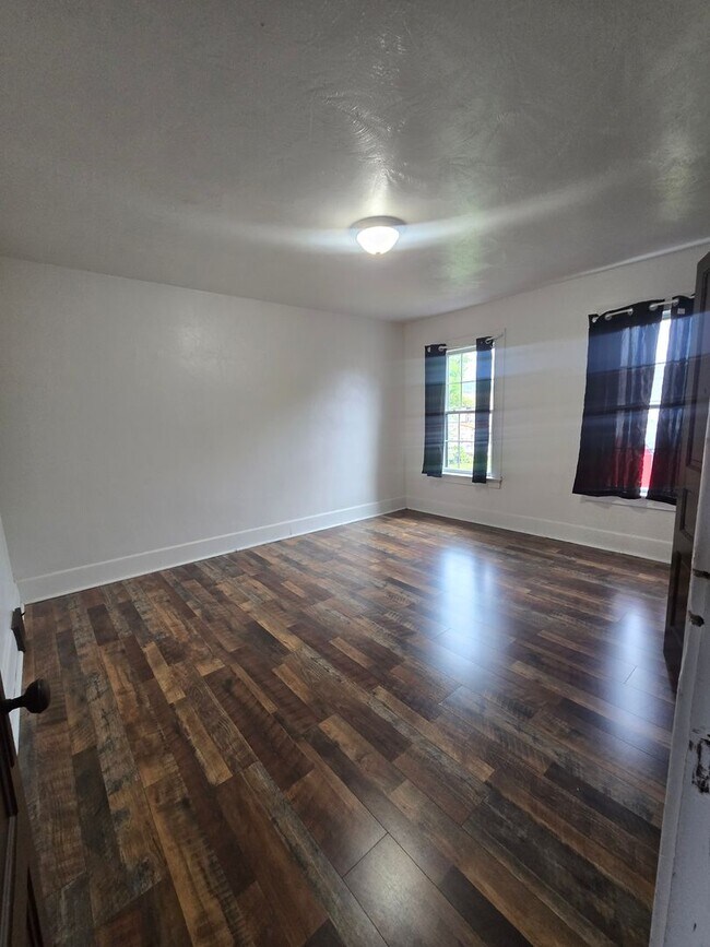 Building Photo - Updated 3br house!