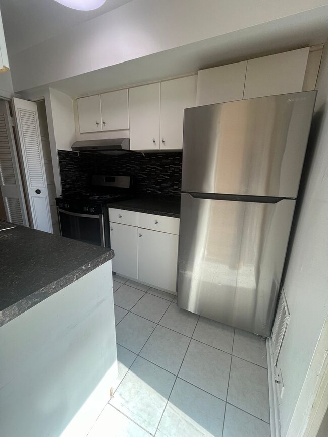 Building Photo - Charming 2 BR/1.5 BA Condo in Silver Spring!