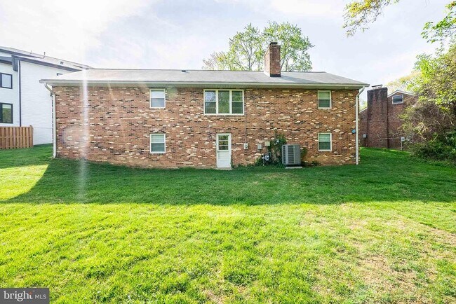 Building Photo - 6608 Fairlawn Dr