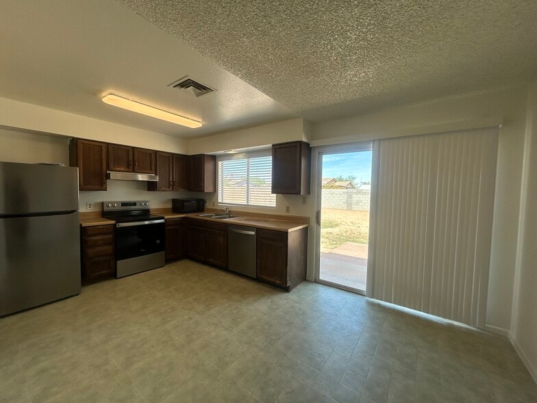 Building Photo - 2060 W Peralta Ave