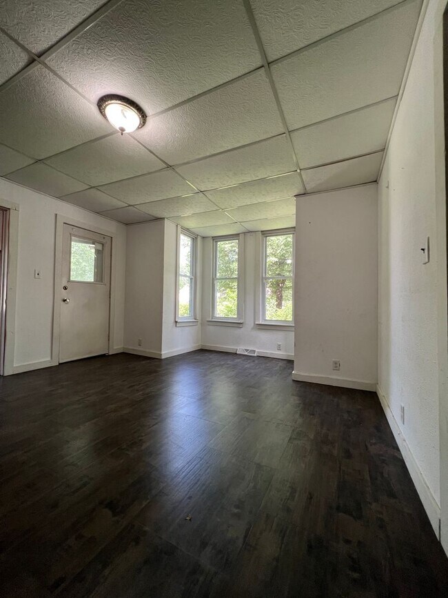 Building Photo - Three Bedroom,  2 Bathroom Apartment near ...