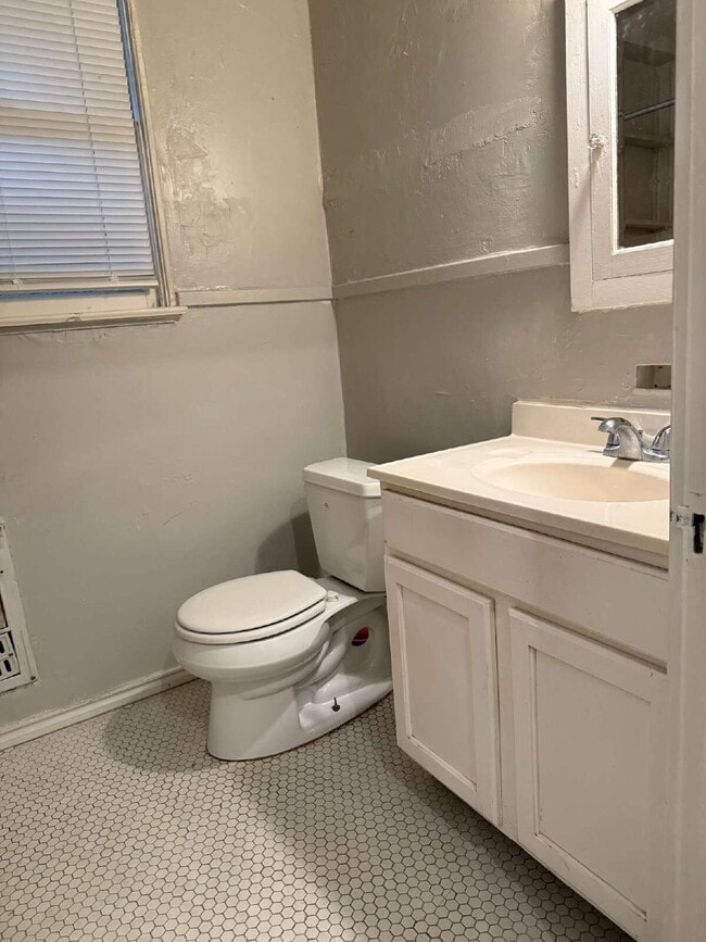 Building Photo - One Bed/One Bath with Historic Charm