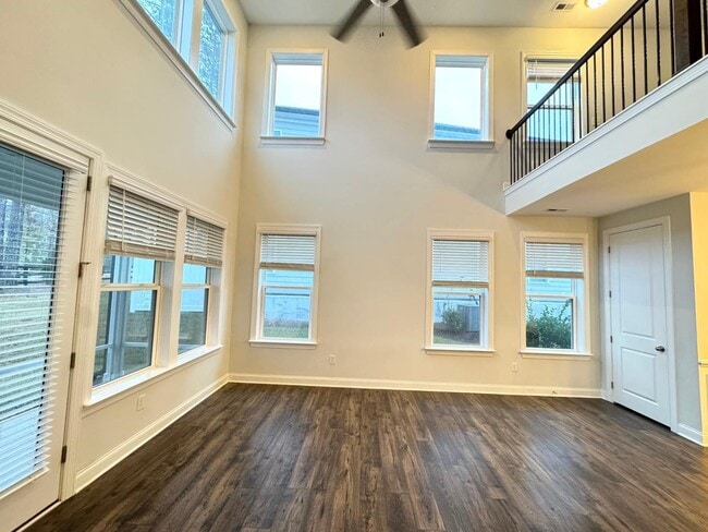 Building Photo - 3 Bedroom End unit Townhome - Master Down